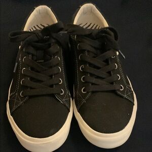 Taos’ Black Canvas Sneakers